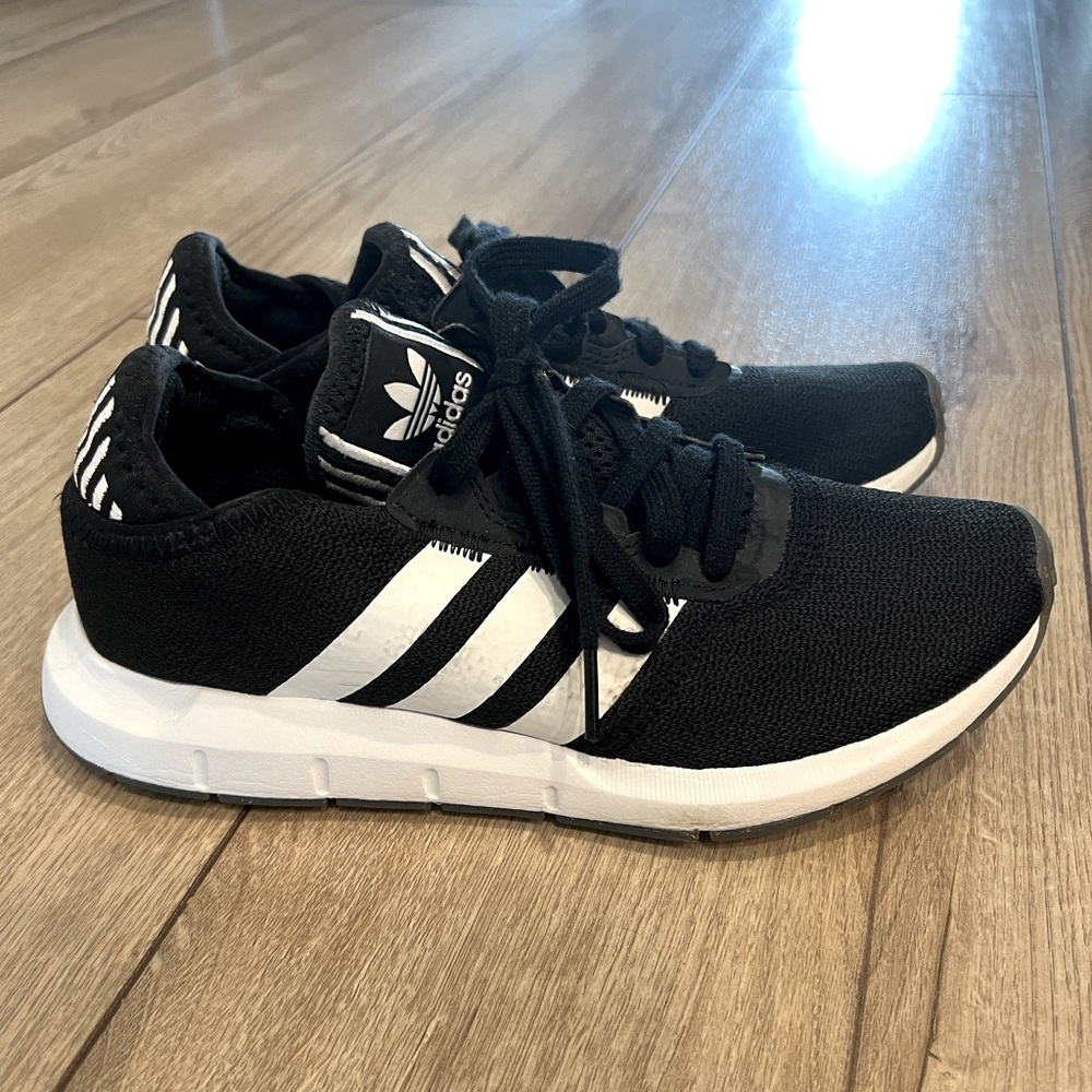 Adidas swift run x sneaker, black size 6.5